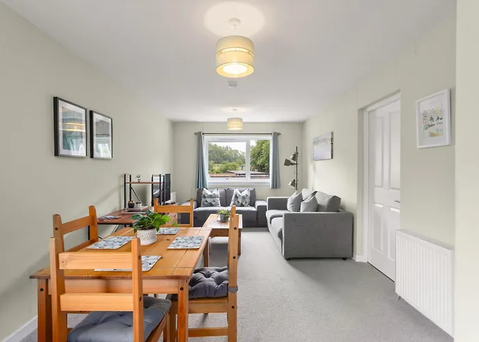 Modern Flat Near Murrayfield Stadium, Sleeps 4